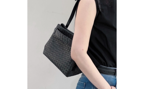 Black color crossbody bags BV9305