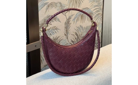 Woven crescent - shaped bag Bordeaux Red