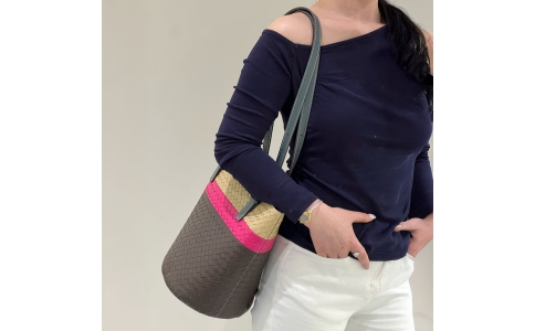 Woven bucket bag